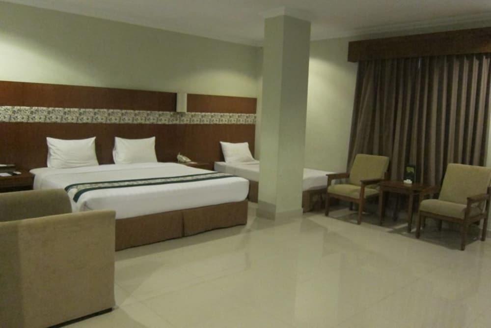 Cakra Kembang Hotel Kejayan Exterior photo