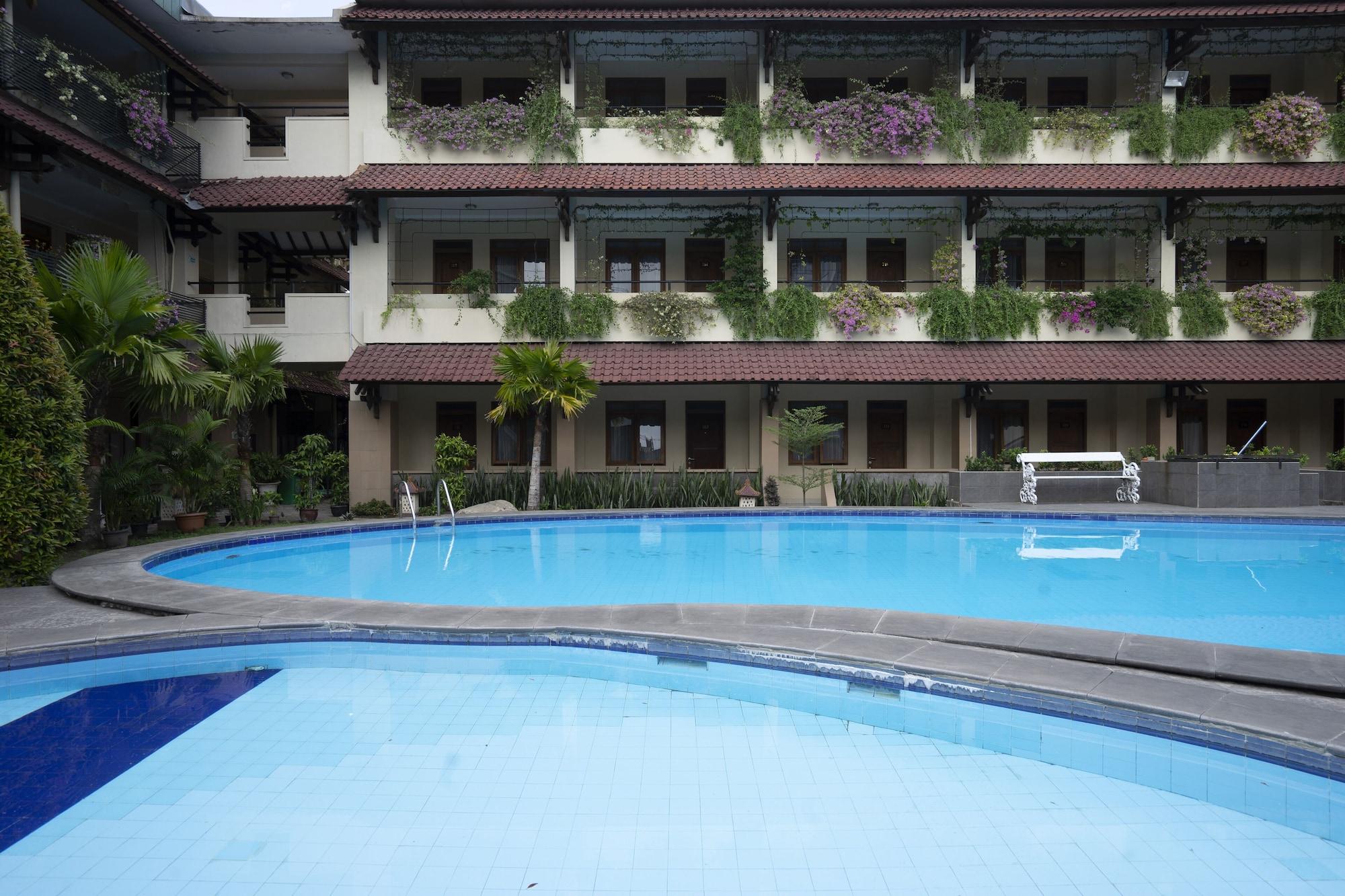 Cakra Kembang Hotel Kejayan Exterior photo