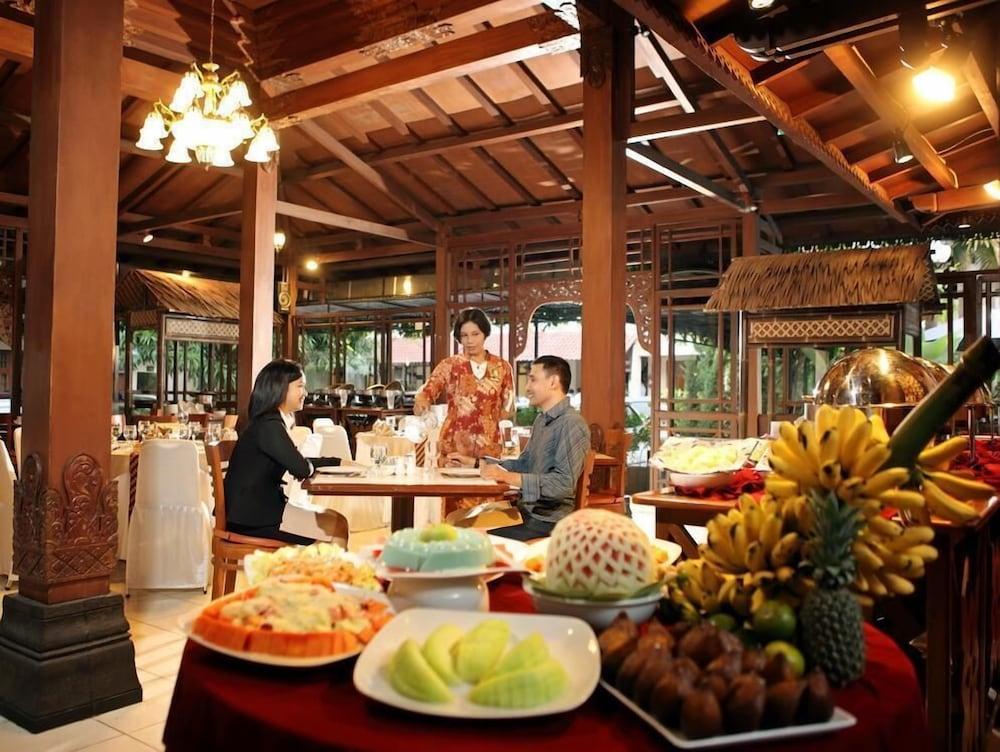 Cakra Kembang Hotel Kejayan Exterior photo