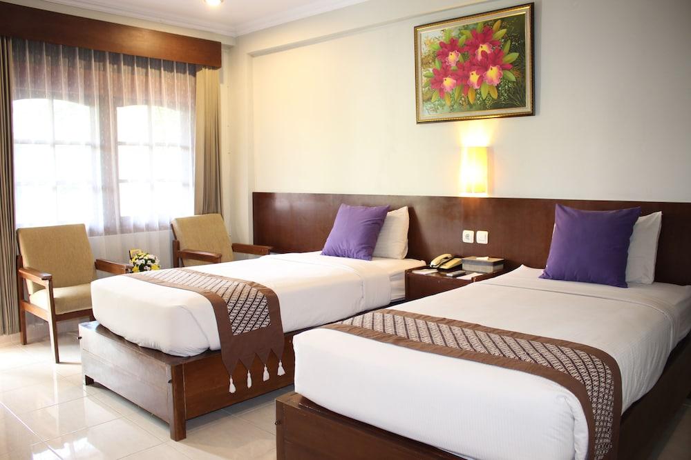 Cakra Kembang Hotel Kejayan Exterior photo