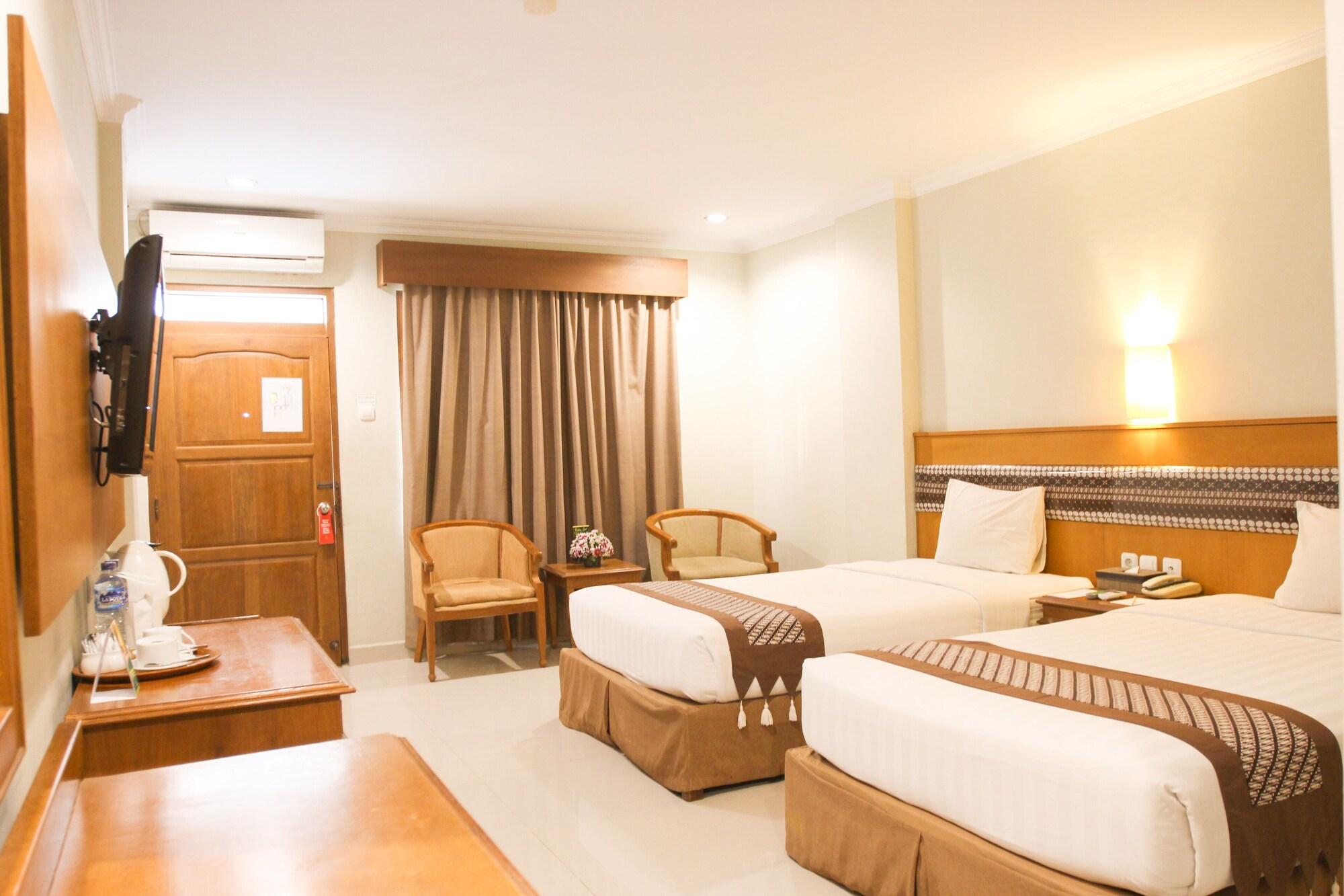 Cakra Kembang Hotel Kejayan Exterior photo