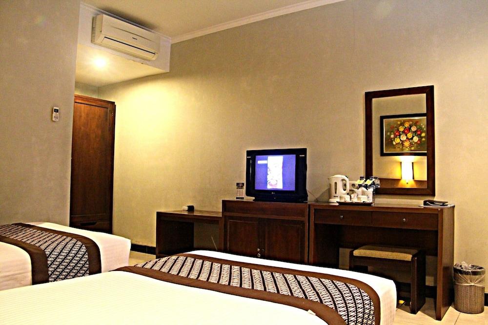 Cakra Kembang Hotel Kejayan Exterior photo