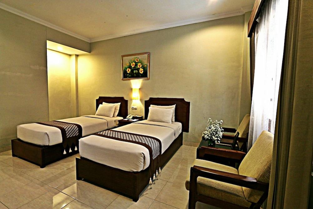 Cakra Kembang Hotel Kejayan Exterior photo