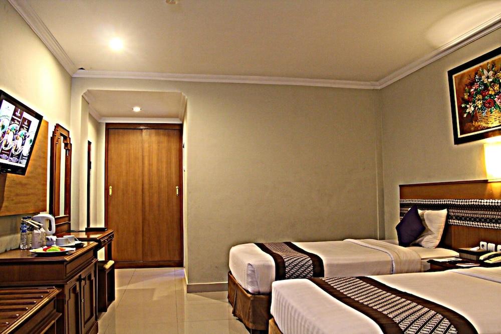 Cakra Kembang Hotel Kejayan Exterior photo
