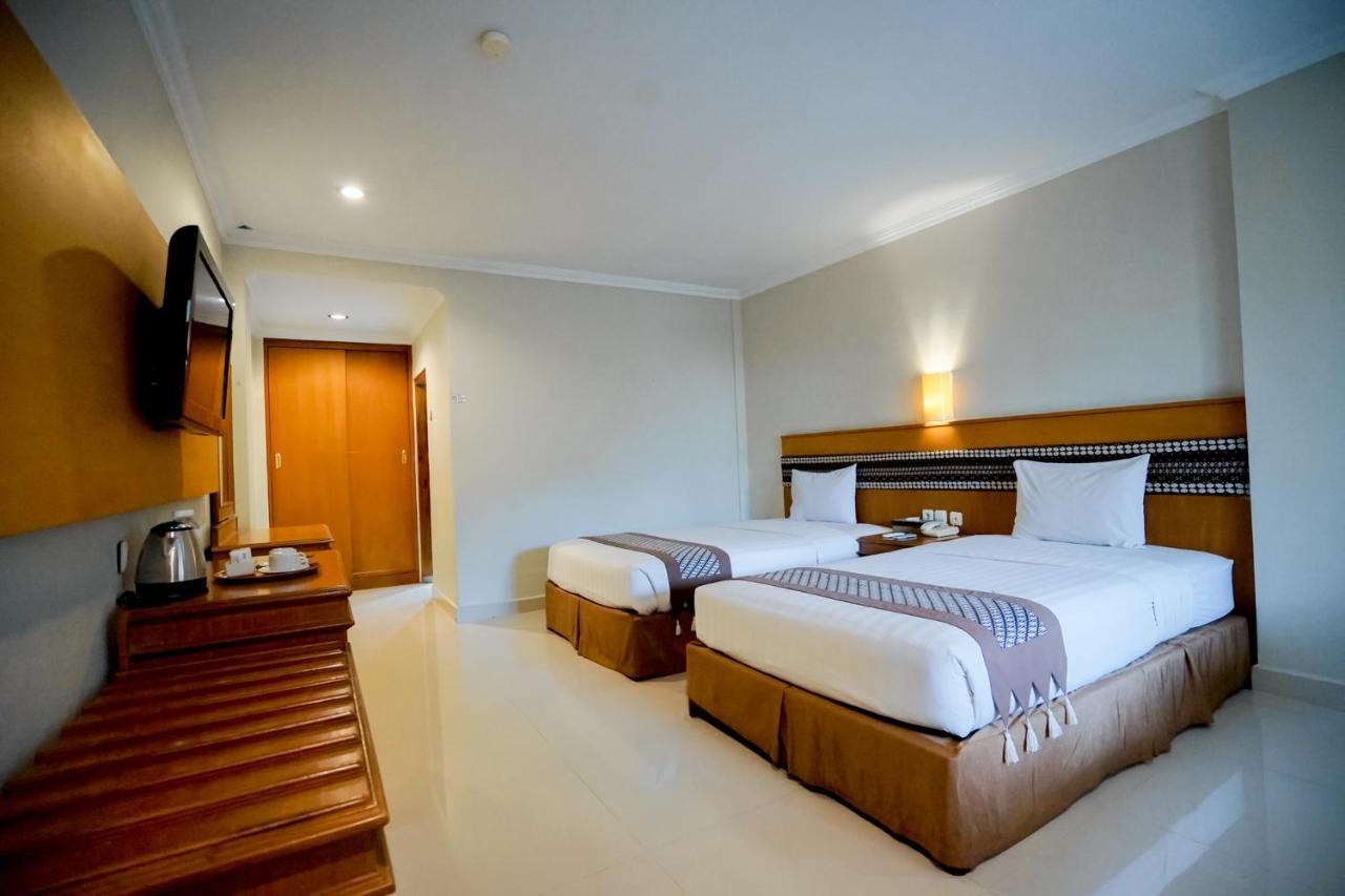 Cakra Kembang Hotel Kejayan Exterior photo