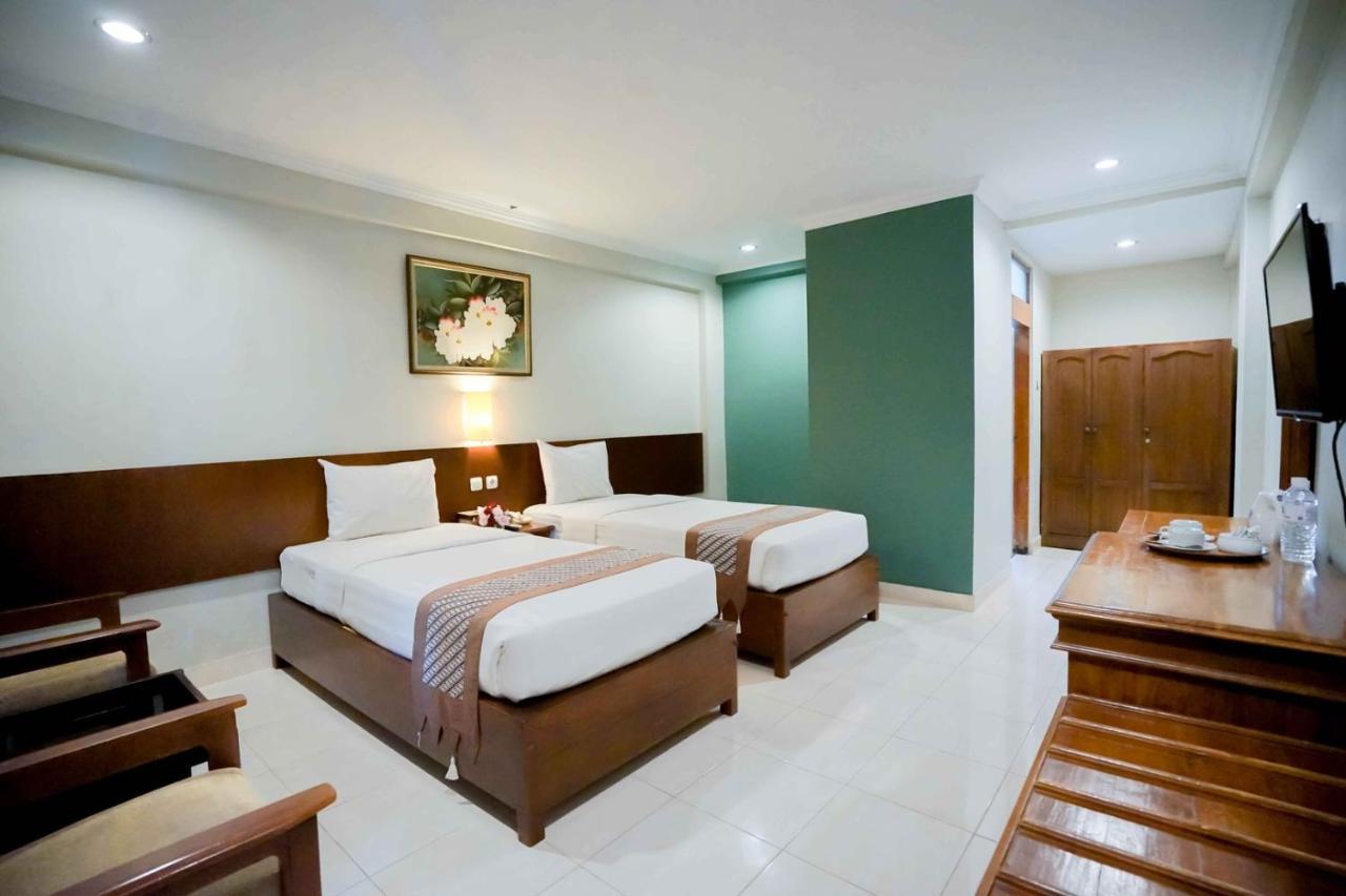 Cakra Kembang Hotel Kejayan Exterior photo