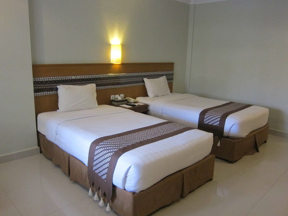 Cakra Kembang Hotel Kejayan Exterior photo