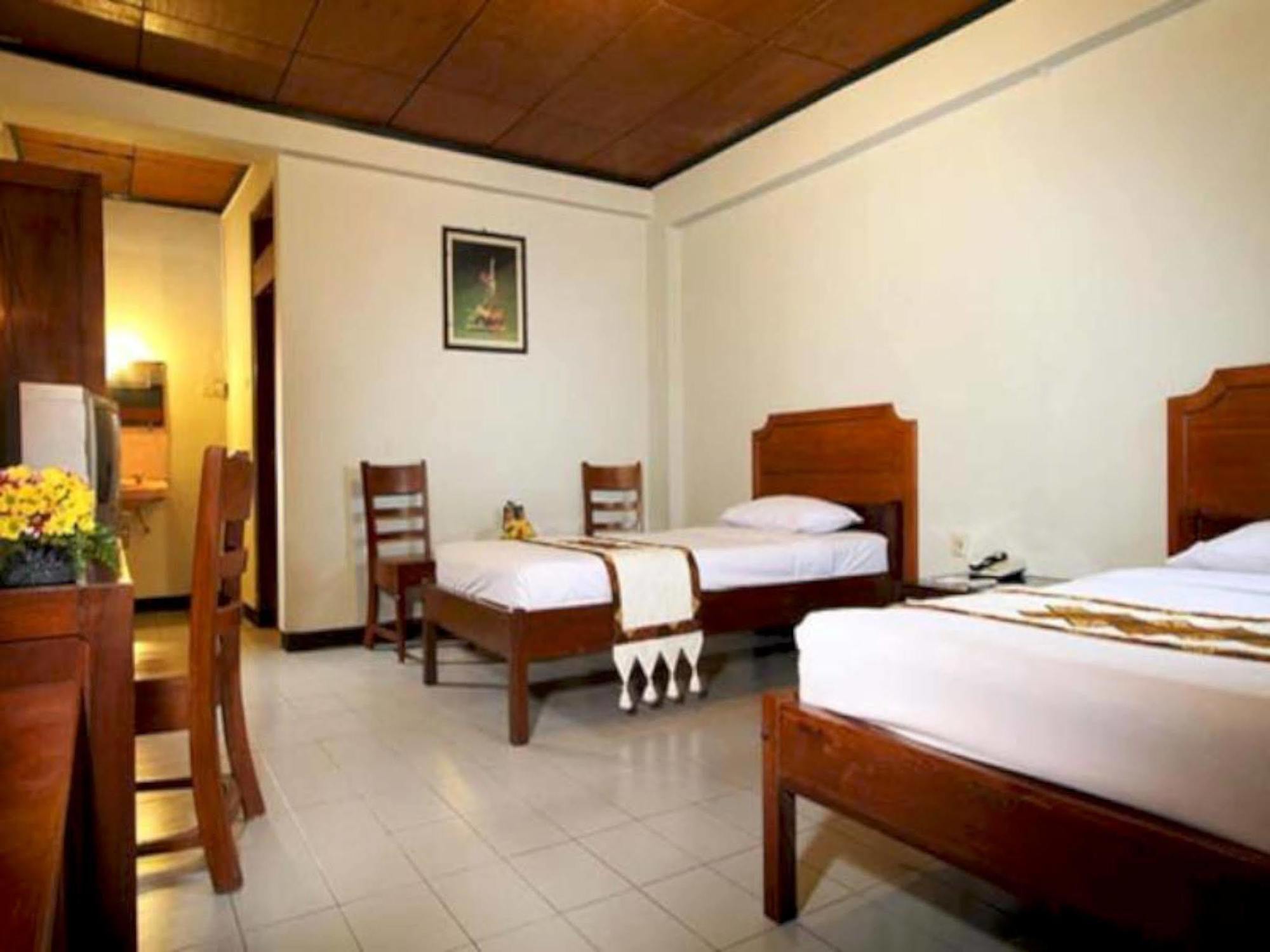 Cakra Kembang Hotel Kejayan Exterior photo
