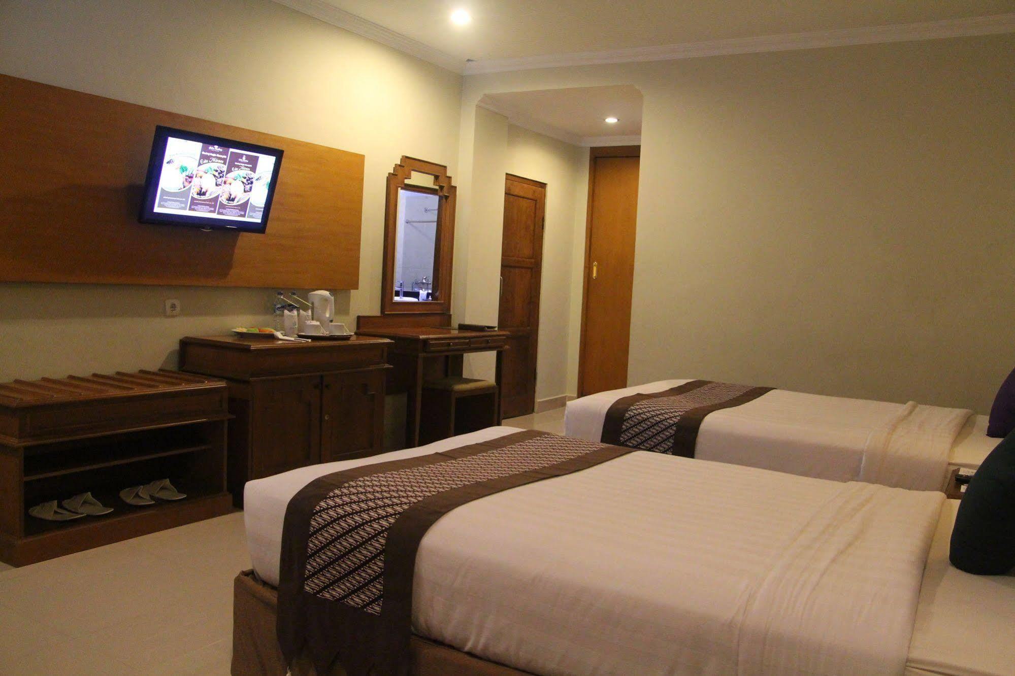 Cakra Kembang Hotel Kejayan Exterior photo