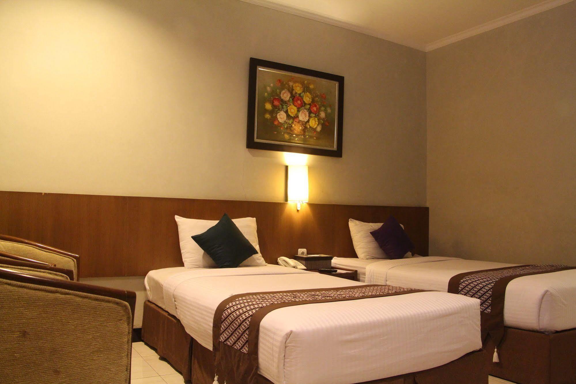 Cakra Kembang Hotel Kejayan Exterior photo