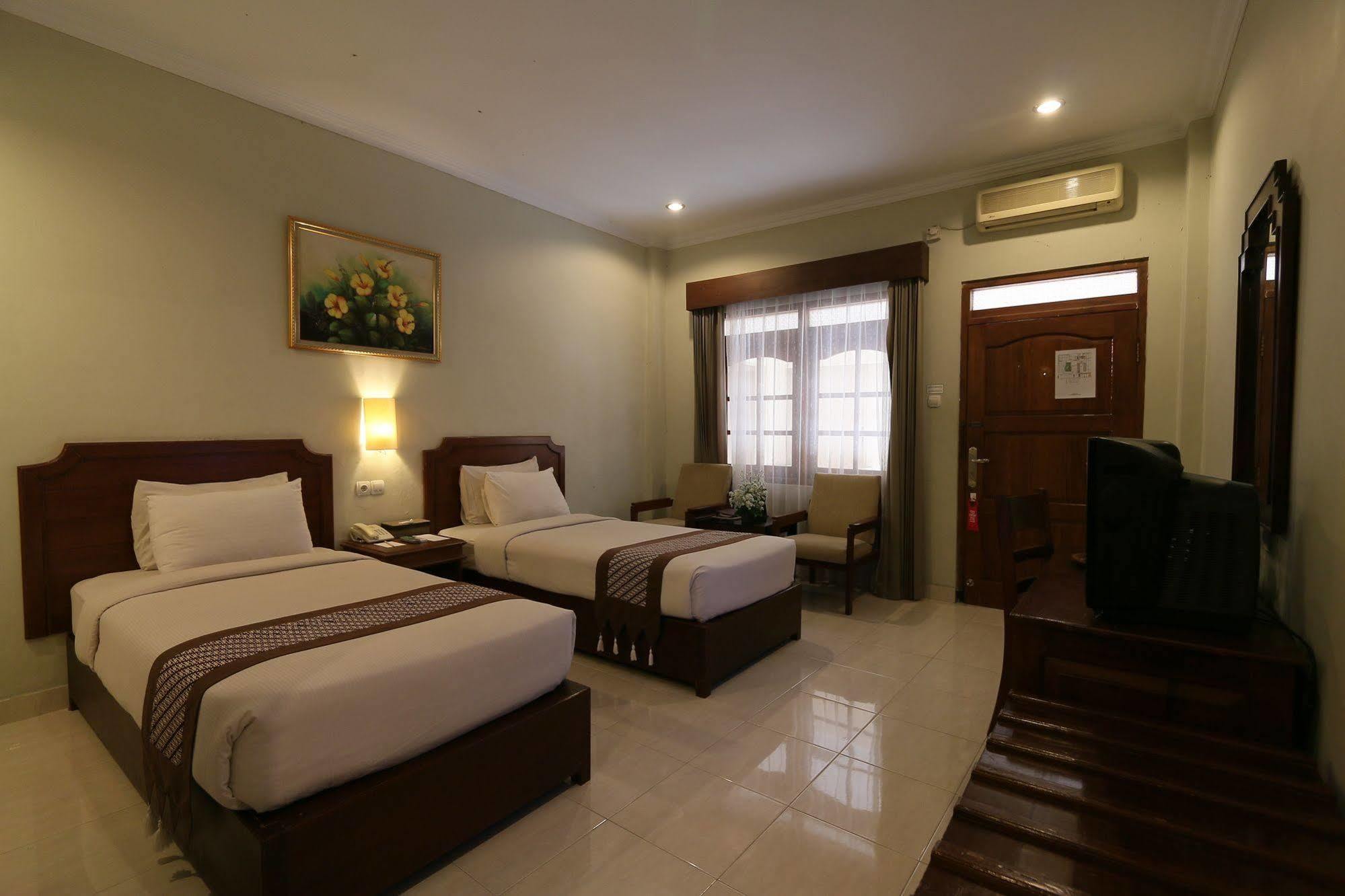 Cakra Kembang Hotel Kejayan Exterior photo