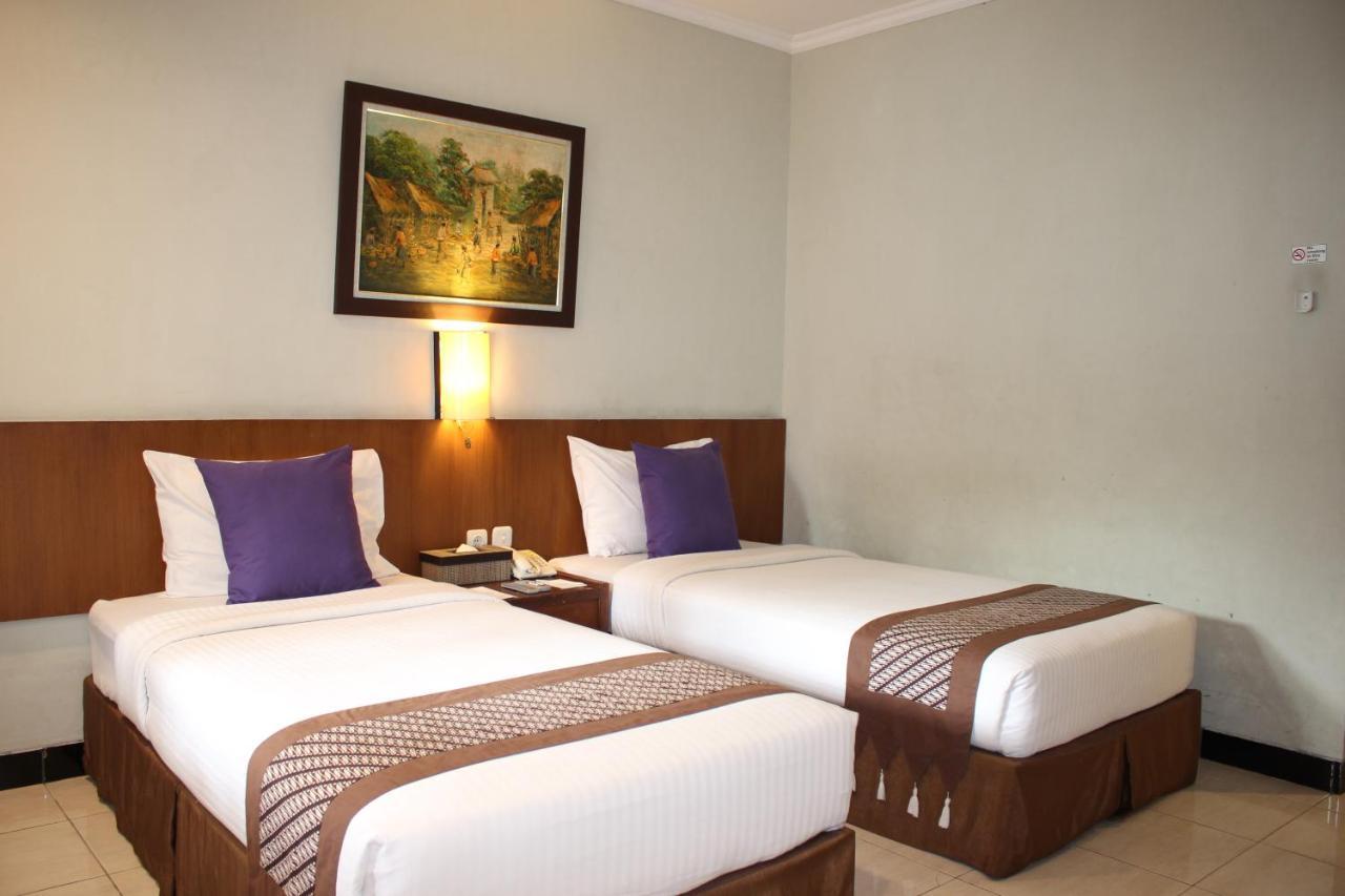 Cakra Kembang Hotel Kejayan Exterior photo